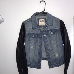 Jean jacket w/faux leather🖤